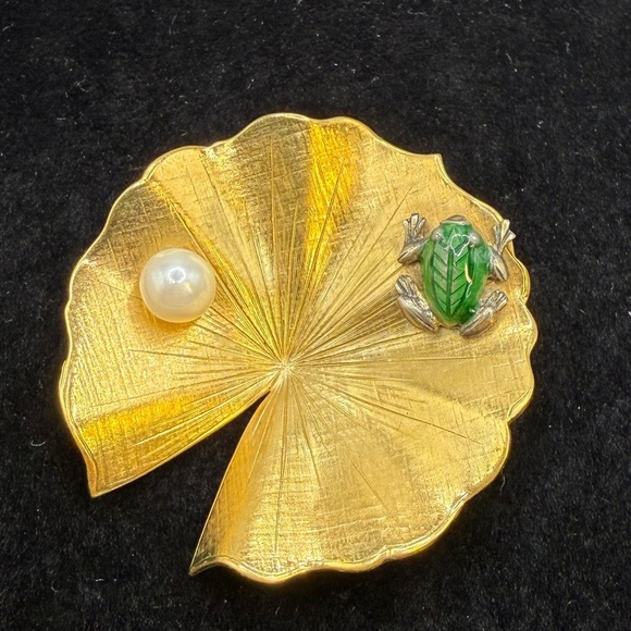 Gold Leaf Brooch with Green Frog and Pearl - Picture 1 of 2